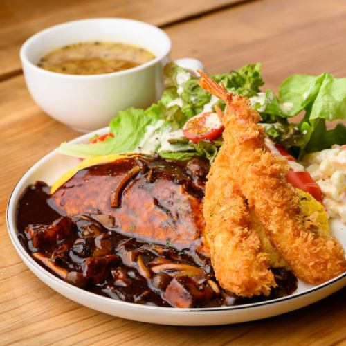 【ランチ限定・とろ焼きオムライス】海老フライとたっぷり野菜のデミグラスソース