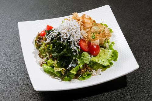 Japanese-style salad with seaweed from Kunisaki and shirasu from Saeki