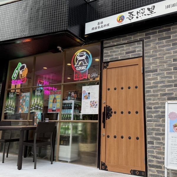 韓国の伝統的なインテリアが随所に施された店内は、まるで現地を訪れたかのような雰囲気。やさしい照明と木の質感が、心を落ち着かせてくれる空間です。