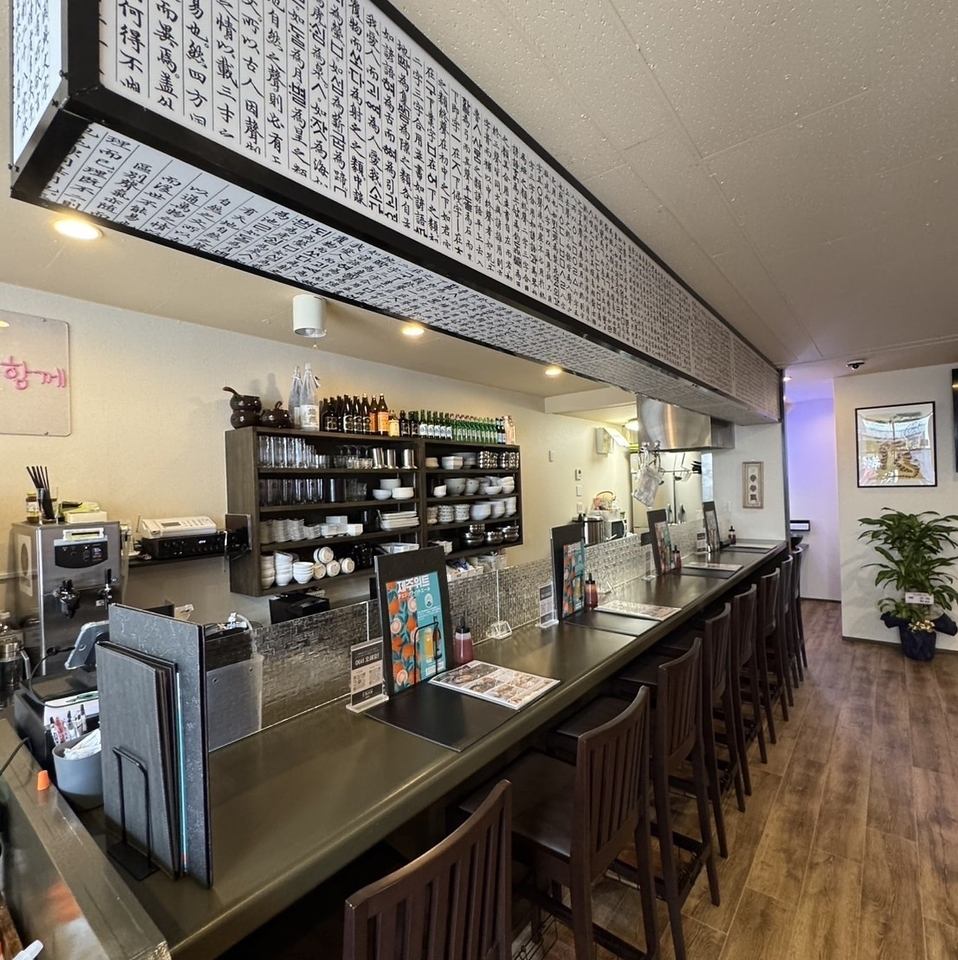 落ち着いた店内で”韓”空間とともにお食事をお楽しみください。
