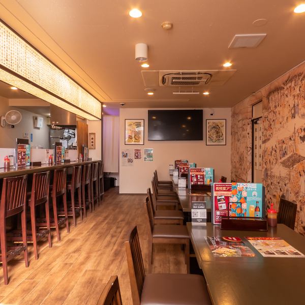 韓国の伝統的なインテリアが随所に施された店内は、まるで現地を訪れたかのような雰囲気。やさしい照明と木の質感が、心を落ち着かせてくれる空間です。