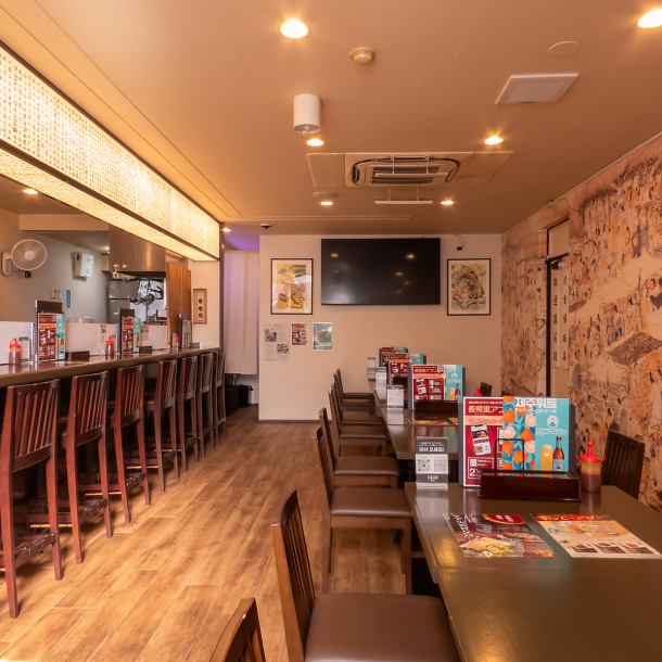 韓国の伝統的なインテリアが随所に施された店内は、まるで現地を訪れたかのような雰囲気。やさしい照明と木の質感が、心を落ち着かせてくれる空間です。