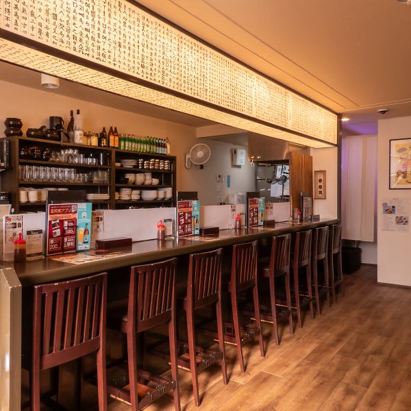 おひとり様でも気軽に楽しめるカウンター席は、目の前で調理の様子を眺めながら食事ができる特等席。