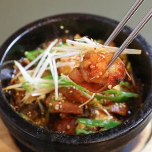 鉄板イイダコ旨辛炒め(1辛)/石焼ホルモン炒め(味噌or塩)