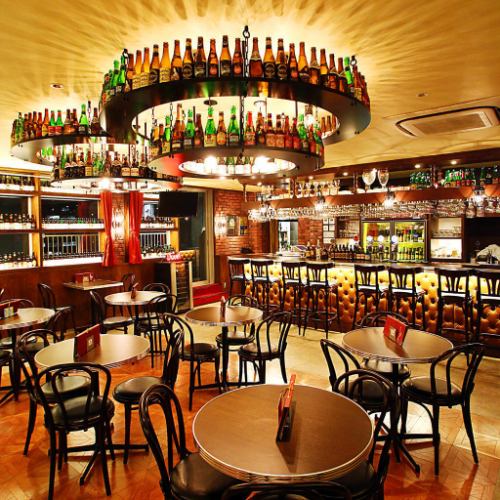 [Round table seating/2 to 18 people] A round table that can be easily used by 2 or more people.Beer bottles are lined up on the ceiling, creating an atmosphere that makes you feel like you're in a foreign pub.We will prepare seats according to the number of people according to your consultation!