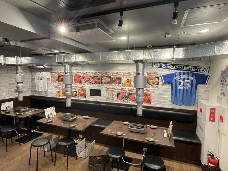 [Please use this restaurant for a lively drinking party♪] We have tables that are perfect for after-work drinking parties or banquets with friends!Also, all seats are equipped with individual roasters!The interior has a clean feel. Enjoy delicious yakiniku without worrying about smoke.