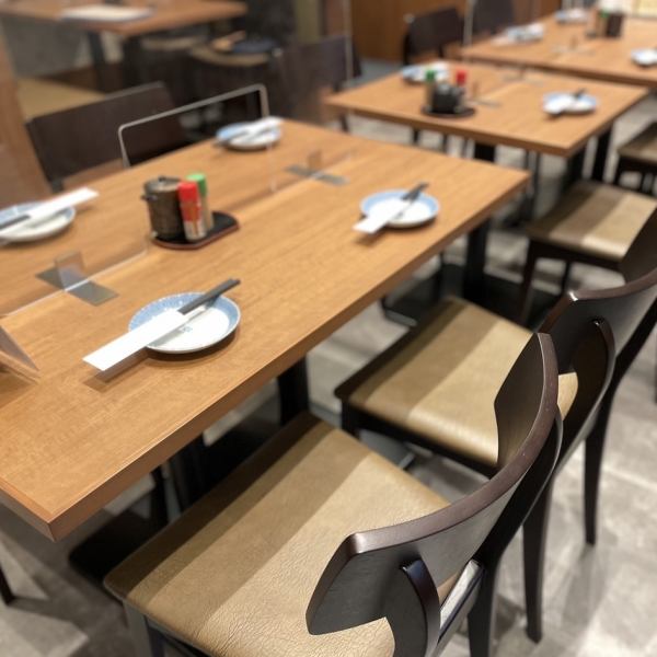 木のぬくもりが雰囲気を醸し出す店内にはゆったりとしたテーブル席お席はお二人様用のテーブルから大人数での宴会用までご用意いたしております。