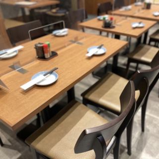 【テーブル席】2名卓もご用意しており、様々な人数に対応しております。