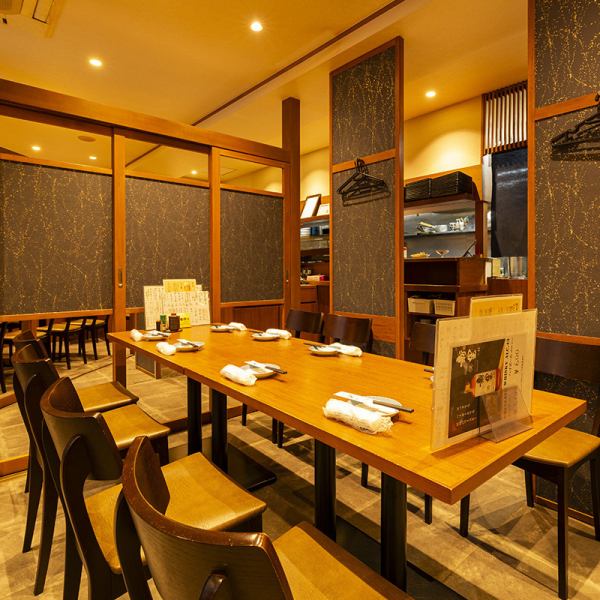 木のぬくもりが雰囲気を醸し出す店内にはゆったりとしたテーブル席お席はお二人様用のテーブルから大人数での宴会用までご用意いたしております。
