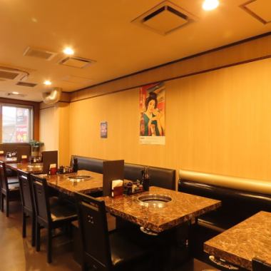 当店では、テーブル席だけでなく、カウンター席も6席ご用意しております。お一人様でもお気軽にご利用ください♪店内はゆとりあるつくりなので、周囲の喧騒とは離れてお食事をお楽しみいただけます。お肉はカルビやハラミなどの定番部位から、イチボやランプなどの希少部位まで幅広くご用意しております♪