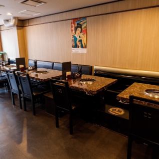 清潔で落ち着いた店内には、少人数からグループ利用まで対応可能です。デートやお一人様に最適な2人席も完備。駅近の好立地で、快適な焼肉時間をお楽しみください。