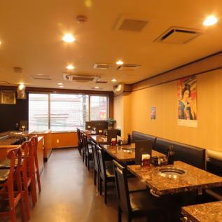 落ち着いた雰囲気の店内には、ゆったりくつろげる4人席をご用意。清潔感あふれる空間で、焼肉やお酒をゆっくり楽しめます。駅近でアクセスも良好、快適な食事をどうぞ。