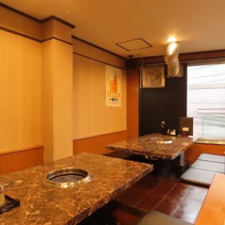 清潔で落ち着いた店内には、ゆったりくつろげる4人席と6人席をご用意。少人数からグループ利用まで対応可能です。デートやお一人様に最適な2人席も完備。駅近の好立地で、快適な焼肉時間をお楽しみください。