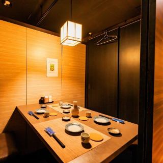 間接照明と和の装飾の数々が洗練された大人な空間を演出しております!扉付き完全個室となっておりますので周りを気にせずお楽しみいただけますよ!当店でゆっくりと羽を伸ばしてご寛ぎくださいませ♪(町田/個室/牛タン/焼き鳥/肉寿司//飲み放題/デート/20時以降/記念日/接待/宴会)