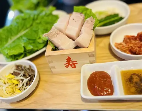 ポッサム（韓国風ゆで豚の野菜包み）1人前