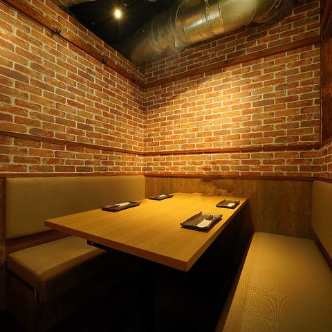落ち着きまったりのソファー席☆和めるソファ席あります★歓送迎会、各種ご宴会、会社宴会、女子会、誕生日会などのプライベート利用にもばっちりの個室席★都会の喧騒を忘れる落ち着いた雰囲気の席を完備しております。ゆったりとお寛ぎいただける、落ち着いた空間でおもてなし。2名～最大30名様までOK★完全個室も完備♪