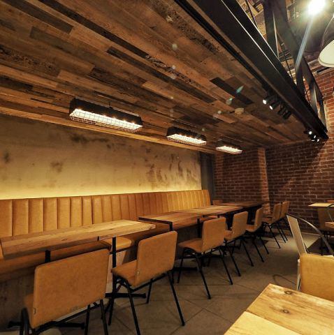 【★少人数から会社宴会にもゆったり贅沢空間を・・】雰囲気自慢のこだわり個室は、温かみのあるライトが照らす寛ぎ空間を演出。合コンや女子会、誕生日会などにもばっちりの人気の貸切空間★歓迎会.送別会・各種ご宴会などにもぜひ♪最大30名様まで貸切ＯＫ ! ! !店内のレイアウトも自由自在！