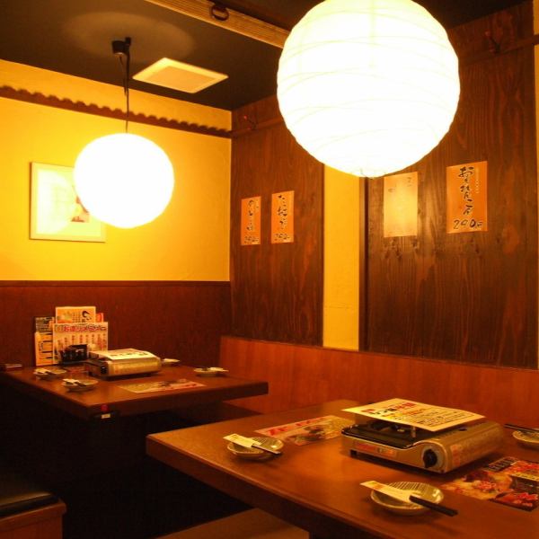 【2～4名様で座れるテーブル席も多数♪】会社帰りのサク飲みやサク飯にも使えるカウンター席は10席ご用意しております。お1人様も大歓迎！お酒によく合うおつまみはワンコインで注文できるので、ついつい沢山頼んでしまいそう♪あなたのお気に入りの一品に出会えるはずです。