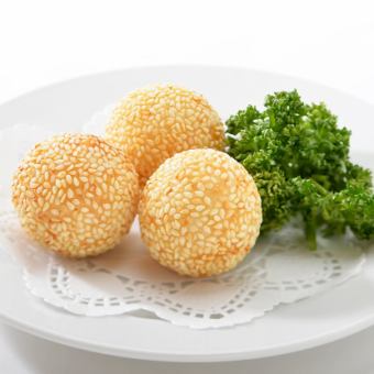 Fried sesame dumplings (3 pieces)