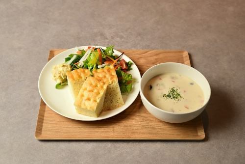 【心も体もホッと温まる】具沢山スープ＆自家製フォカッチャ《1650円(税込)》