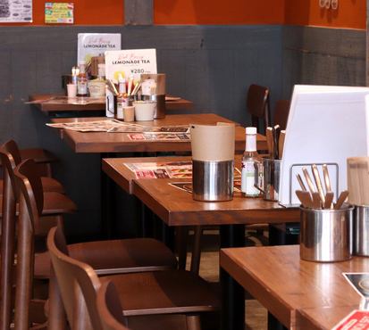 遊び心と落ち着きが共存する、ポップで心地よい大人のダイナー