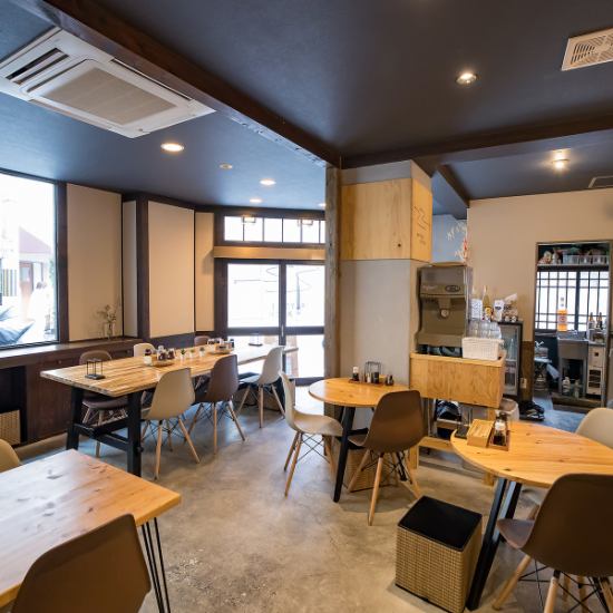 【南森町駅より徒歩4分】アットホームでおしゃれな店内です♪