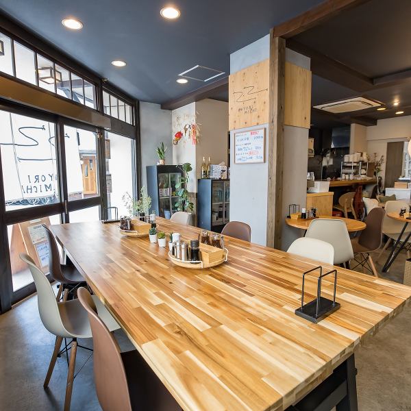 シンプルながらも温かみを感じる和モダンな空間は、居心地がよく、ゆっくりと食事を楽しんでいただけます♪広々とした空間なので、会社帰りの一杯や様々なお集まりにも最適です!ご宴会にぴったりの飲み放題付のコースもございます◎