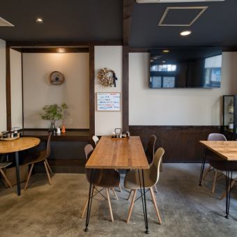 グループ利用に最適な4名掛けテーブル席です。