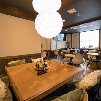 おしゃれな照明が照らす5名掛けテーブル席。