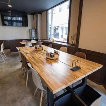 最大8名様程度まで座れる6名掛けテーブル席。