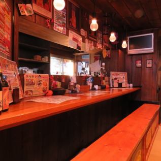 [Counter seats] An atmosphere that makes you feel nostalgic in an extraordinary environment.The warm counter seats make it easy for people to stop by, so it's popular as a mecca for office workers.