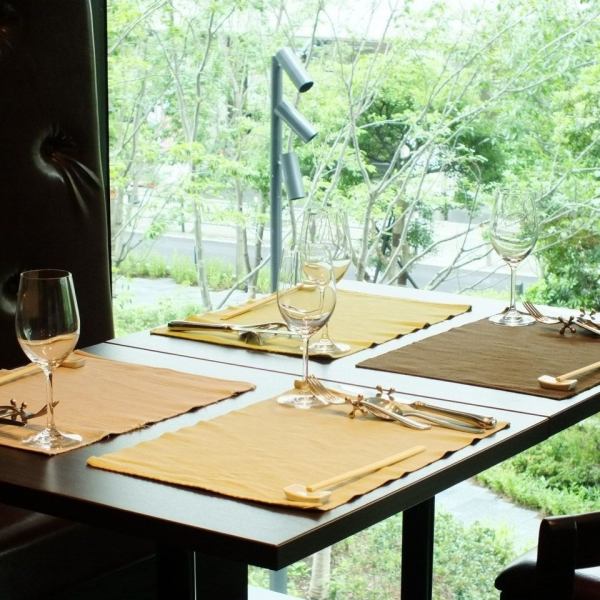 最大10名様まででご利用いただけるテーブル席は、友人同士のプチ同窓会やお食事会に。贅沢なひとときをお過ごしください。