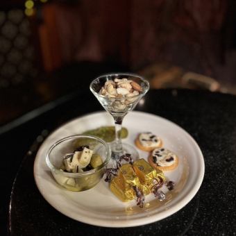 【チョイ飲みにも◎お一人様利用にもオススメ】おつまみ5種盛りとドリンク2杯で3000円