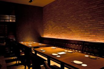 Table seats that can be calmed down by indirect lighting