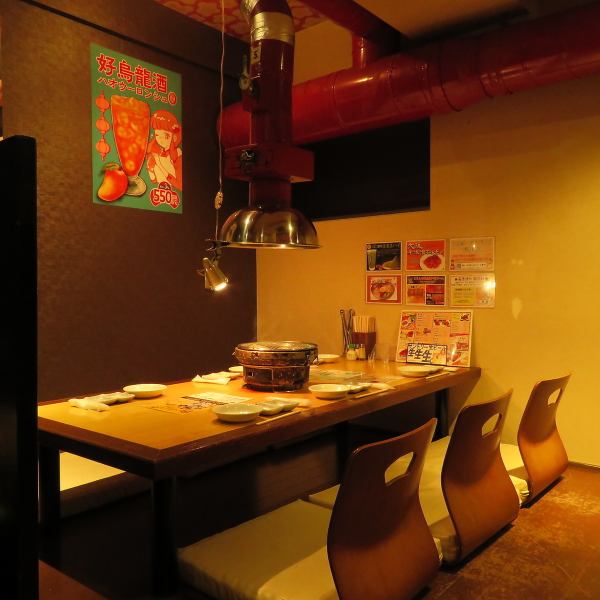 靴を脱いでお上がりいただく小上がり席のため、小さなお子様連れの方も安心してご利用いただけます！焼肉やホルモンの食欲をそそる香りが広がる店内で、落ち着いた雰囲気の中、ご家族やご友人と楽しい時間をお過ごしください♪