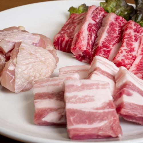 厳選した肉を毎日手切り！