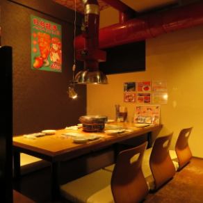 【グループで賑わう広々テーブル】ご家族やご友人同士での集まりに最適な広めのテーブル席です♪七輪を囲んで、みんなでワイワイと焼肉を楽しむ賑やかな時間に最適！