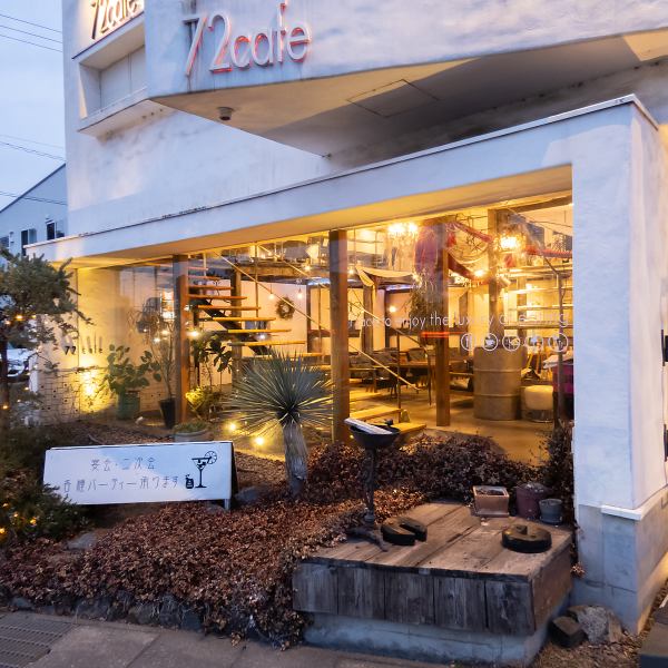 本店是由位於倉敷的建築公司 Ishodo Co., Ltd. 出品的咖啡餐廳。它的寫作“72cafe”，但發音為“Natsu Cafe”。還有亞洲風格的情侶座位，配有吊床和兒童空間，非常適合約會、與親密朋友一起用餐或家庭使用。這是一個舒適溫馨的空間。