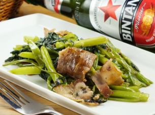 30) Stir-fried water spinach with garlic and soy sauce
