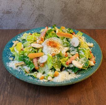 たっぷりチーズと温玉シーザーサラダ