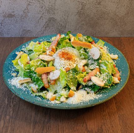 たっぷりチーズと温玉シーザーサラダ