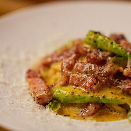 ベーコンとアスパラの濃厚カルボナーラ