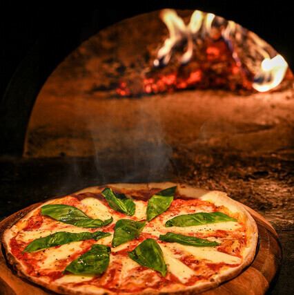 Cava?のメイン『本格窯焼きピザ』