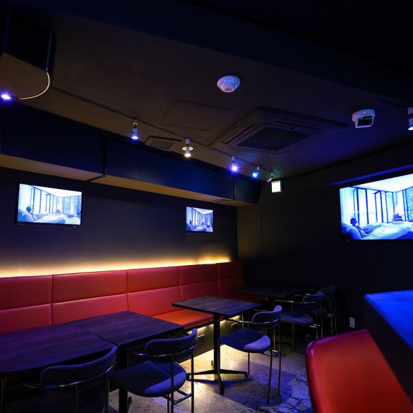 【2F：貸切パーティーやイベント利用に最適】1階とは雰囲気の異なる2階フロアは、個室としてもご利用いただけます。カラオケやモニター、DJ機材などの設備も充実しているので、貸切でのご宴会やパーティーにもぴったり。プランや人数、時間など柔軟に対応いたしますので、ぜひお気軽にお問合せください。