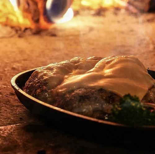 薪香る窯焼き料理が人気