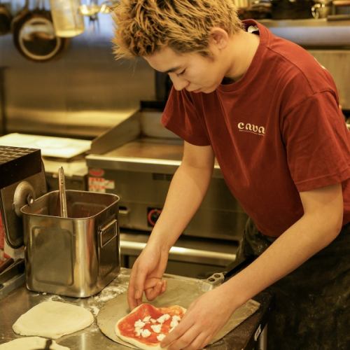 生地から本気の窯焼きピザ