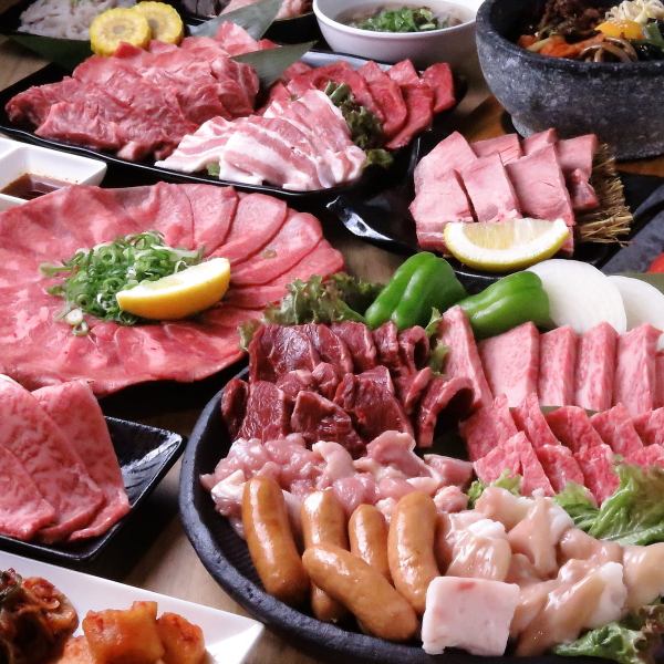 大皿に溢れんばかりの旨い肉が大集合！【焼肉盛り合わせ】を囲んで、贅沢で美味しいひとときを満喫しよう♪