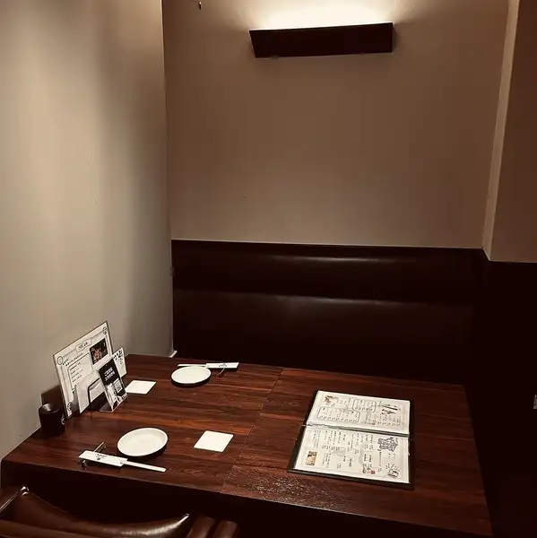 【半個室風のプライベート感】ロールカーテンの間仕切りで、ゆったり寛ぐ。隣席を気にせず会話を楽しめる設計。女子会や少人数の飲み会など、プライベートな空間を大切にしたい時に最適です。落ち着いた雰囲気の中で、お食事をご堪能ください。