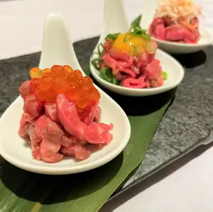 贅沢!ローストユッケ三種食べ比べ(ユッケ・かにのせ・いくらのせ)