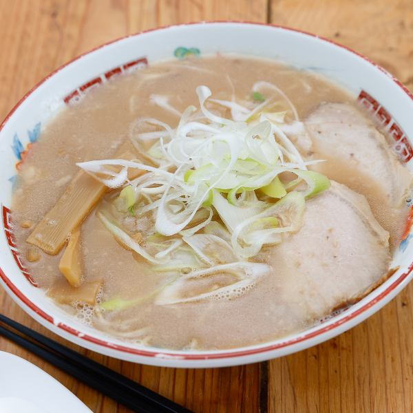 【〆の一杯に最適】自家製チャーシューが踊る本格とんこつ醤油ラーメン